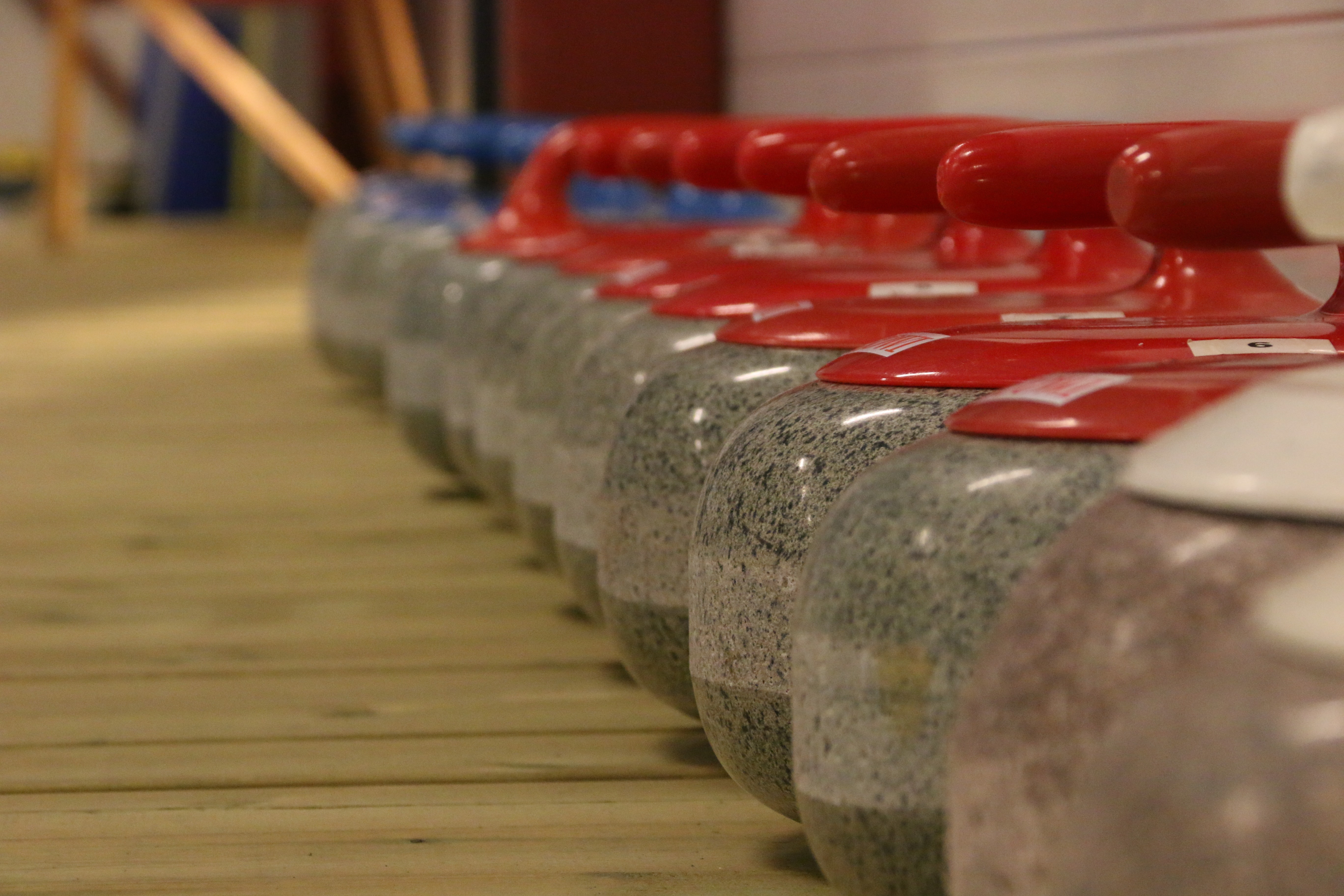 Vi parkerer steinene og skrur av anlegget - curlingsesongen er over